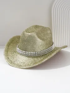Detailansicht eines goldfarbenen Cowboyhuts mit dreireihigen silbernen Metallnieten