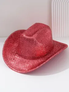 Détail d'un chapeau de cow-boy rouge pailleté style Y2K idéal pour les fêtes et festivals