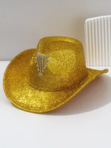 Detailaufnahme eines luxuriösen goldenen Cowboyhutes mit glitzernden Strass-Quasten.