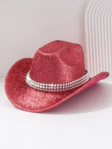 Detailansicht eines rosa Pailletten Cowboyhuts mit silbernen Nieten im Y2K Look