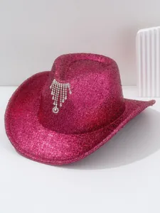 Nahaufnahme eines rosa Glitzer-Cowboyhuts mit einer funkelnden herzförmigen Kristallquaste