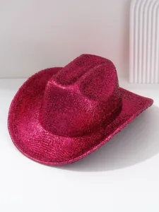 Vue détaillée d'un chapeau de cow-boy rose étincelant au fini brillant de style Y2K
