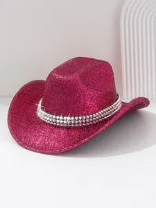 Nahaufnahme eines magentafarbenen Glitzer-Cowboyhutes mit silbernen Nieten