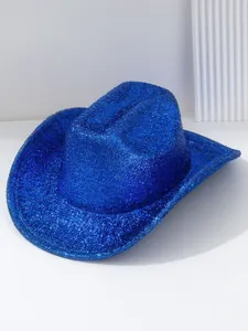 Vue détaillée d'un chapeau de cowboy bleu scintillant avec une surface de paillettes