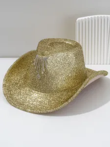 Detailansicht eines luxuriösen goldenen Glitzer-Cowboyhuts mit funkelnden Quasten.