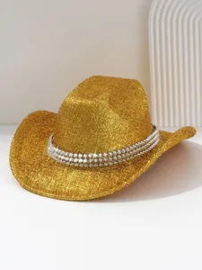 Detailansicht eines gold glitzernden Cowboyhuts mit silbernen Kegelmetallnieten