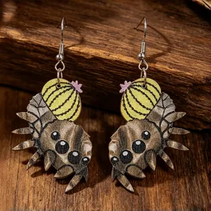 Primo piano di divertenti orecchini in legno con stampa di ragno cactus per Halloween