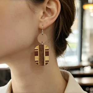 Dettaglio degli orecchini in legno retrò a strati con motivo a strisce sulla modella.