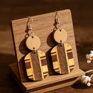 Vista dettagliata di orecchini pendenti in legno retrò con motivi a strisce geometriche.