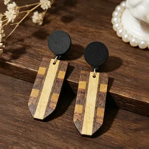 Vista dettagliata di orecchini vintage in legno con motivo a strisce e patchwork