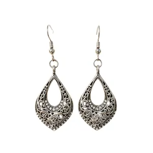 Orecchini vintage a goccia color argento con intricato motivo a vite traforata