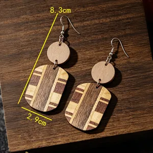 Dettaglio che mostra le dimensioni 8,3x2,9 cm di orecchini bohémien in legno