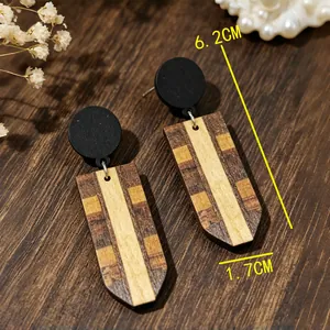 Orecchini pendenti in legno a righe retrò con dettagli di misura, lunghezza 6,2 cm.