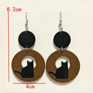 Dettaglio che mostra l'altezza di 8,2 cm degli orecchini in legno silhouette gatto nero