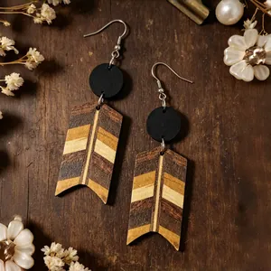 Dettaglio di orecchini vintage in legno con strisce multicolori su fondo scuro.