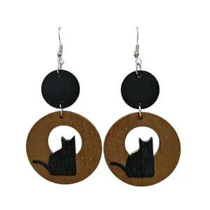 Orecchini pendenti vintage in legno con silhouette di gatto nero in cerchio traforato.