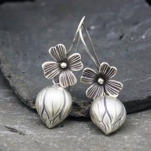 Orecchini Pendenti in Lega Vintage a Forma di Bocciolo di Trifoglio da Donna in Argento Invecchiato Orecchini a Lobo a Cuore Floreale