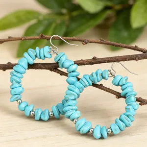 Orecchini a cerchio stile boho con scaglie di turchese su un ramo naturale rustico