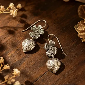 Orecchini vintage a goccia in argento anticato con quadrifoglio e ciondolo a cuore.