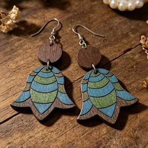 Orecchini pendenti in legno a forma di mughetto con strisce dipinte blu e verdi