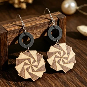 Macro dettagliata di orecchini retrò in legno con cerchio nero e motivo a spirale.