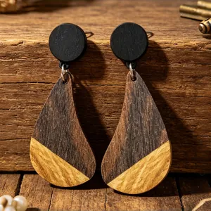 Vista dettagliata degli orecchini in legno a goccia con design a giunzione bicolore