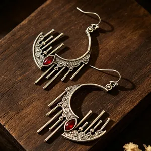 Macro di orecchini a mezzaluna d'argento vintage con gemma rossa e frange