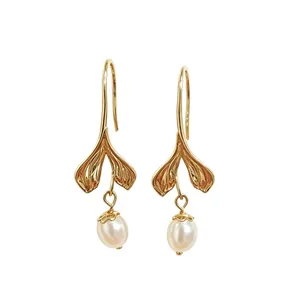 Elegantes pendientes dorados con forma de cola de pez y refinadas perlas blancas finas