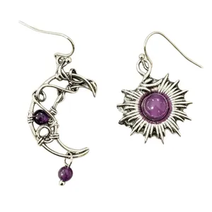 Pendientes asimétricos vintage de sol y luna con piedras de amatista púrpura.