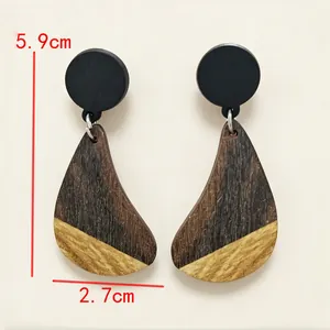 Dettaglio di orecchini in legno a goccia con giunzione bicolore e dimensioni di 5,9 cm e 2,7 cm