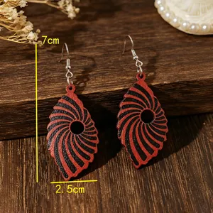 Orecchini pendenti vintage in legno a forma di foglia con vortice rosso e nero