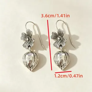 Vista dettagliata degli orecchini a quadrifoglio retrò, lunghi 3,6 cm e larghi 1,2 cm