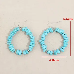 Orecchini a cerchio bohémien con perline turchesi, dimensioni di 5,6 cm x 4,8 cm.