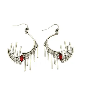 Orecchini vintage a mezzaluna d'argento con gemme rosse e nappe di metallo irregolari.