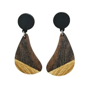 Orecchini a goccia in legno bicolore fatti a mano con texture venatura naturale