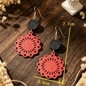 Vista dettagliata degli orecchini girasole in legno rosso con misura di 7,7 cm.