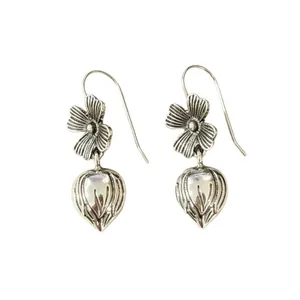 Orecchini a pendente vintage con quadrifoglio e bocciolo di cuore in argento antico