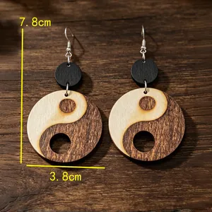 Vista dettagliata degli orecchini in legno Tai Chi Yin Yang con dimensioni 7,8 cm e 3,8 cm