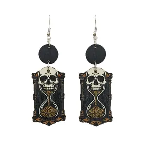 Orecchini retrò in legno con teschio e clessidra in stile gotico dark per Halloween.