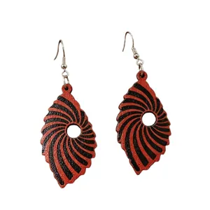 Orecchini vintage a foglia in legno con motivo a spirale rosso e nero e traforati
