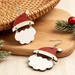 Dettaglio orecchini in legno a forma di Babbo Natale con cappello e barba a nuvola