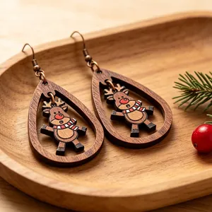 Dettaglio di orecchini pendenti in legno a goccia con simpatico design a renna.