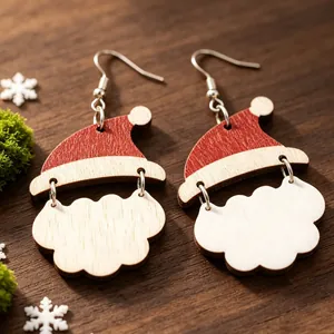 Dettaglio ravvicinato di orecchini natalizi in legno con cappello di Babbo Natale