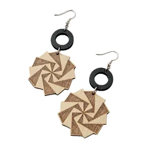 Orecchini pendenti geometrici in legno con motivo a spirale e cerchio nero retro