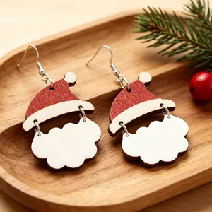 Primo piano di orecchini Babbo Natale in legno fatti a mano con cappello rosso