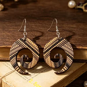 Vista detallada de pendientes de madera en espiral boho con patrones tribales