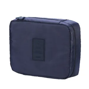 Dunkelblaue quadratische tragbare Kulturtasche für Reisen mit Griff und Reißverschluss.