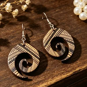Vista detallada de pendientes bohemios de madera en espiral con motivos tribales.