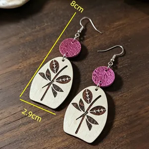 Primer plano de pendientes vintage de madera magenta con detalles de ramas y hojas impresas