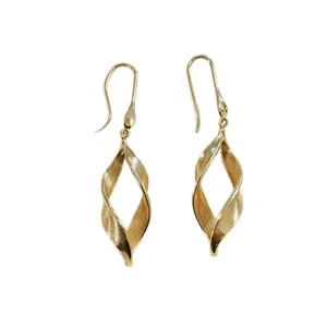 Elegantes pendientes de hoja retorcida dorada con acabado texturizado y diseño espiral
